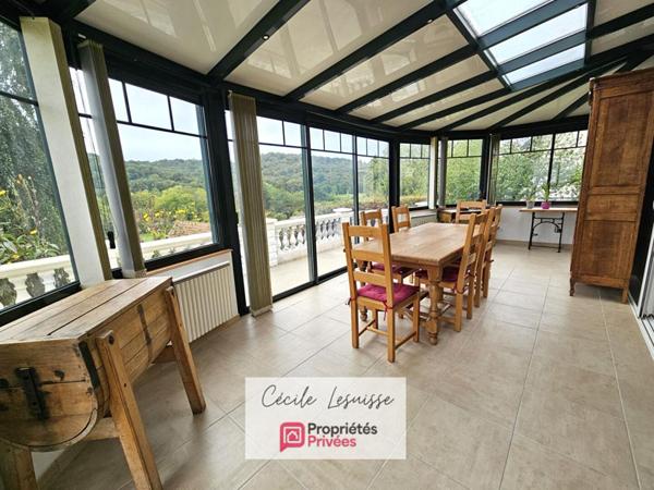 Pavillon viable de plain-pied, sur sous-sol complet - Garages 3 voitures!