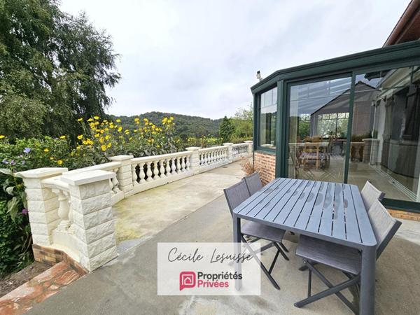 Pavillon viable de plain-pied, sur sous-sol complet - Garages 3 voitures!