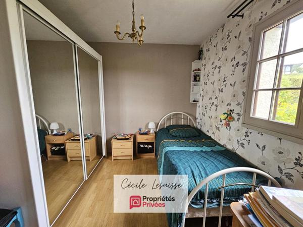 Pavillon viable de plain-pied, sur sous-sol complet - Garages 3 voitures!
