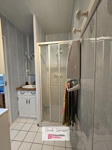 Pavillon viable de plain-pied, sur sous-sol complet - Garages 3 voitures!