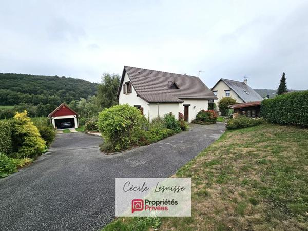 Pavillon viable de plain-pied, sur sous-sol complet - Garages 3 voitures!
