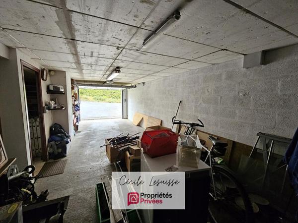 Pavillon viable de plain-pied, sur sous-sol complet - Garages 3 voitures!