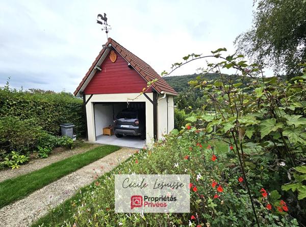 Pavillon viable de plain-pied, sur sous-sol complet - Garages 3 voitures!