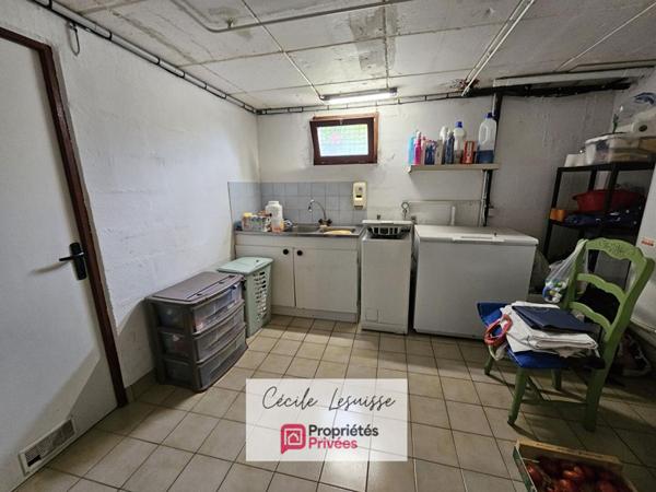 Pavillon viable de plain-pied, sur sous-sol complet - Garages 3 voitures!