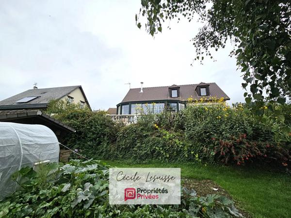 Pavillon viable de plain-pied, sur sous-sol complet - Garages 3 voitures!