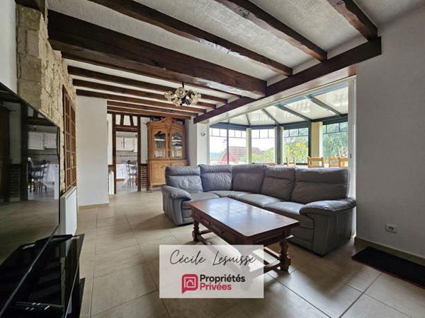 Pavillon viable de plain-pied, sur sous-sol complet - Garages 3 voitures!
