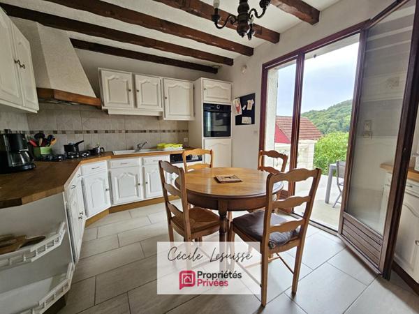 Pavillon viable de plain-pied, sur sous-sol complet - Garages 3 voitures!