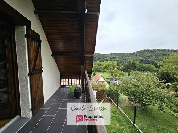 Pavillon viable de plain-pied, sur sous-sol complet - Garages 3 voitures!