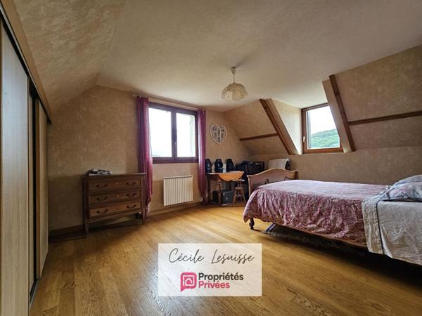 Pavillon viable de plain-pied, sur sous-sol complet - Garages 3 voitures!