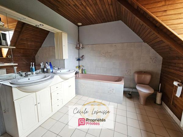 Pavillon viable de plain-pied, sur sous-sol complet - Garages 3 voitures!
