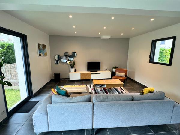 Maison de ville indépendante environ 114 m2, 3 grandes chambres, garage, jardin, gare 10 min, ttes commodités