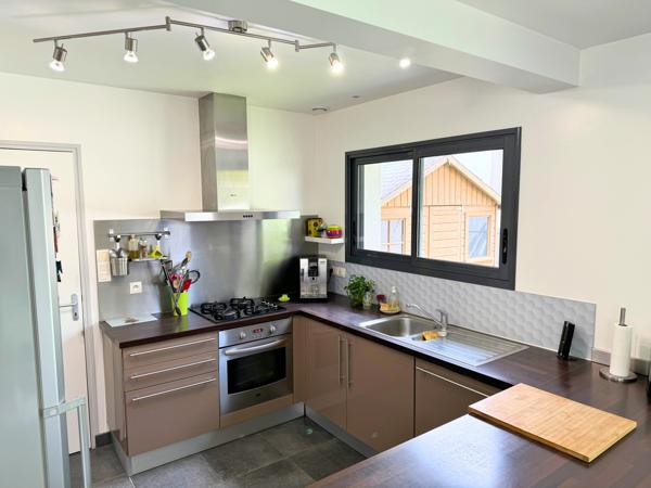 Maison de ville indépendante environ 114 m2, 3 grandes chambres, garage, jardin, gare 10 min, ttes commodités