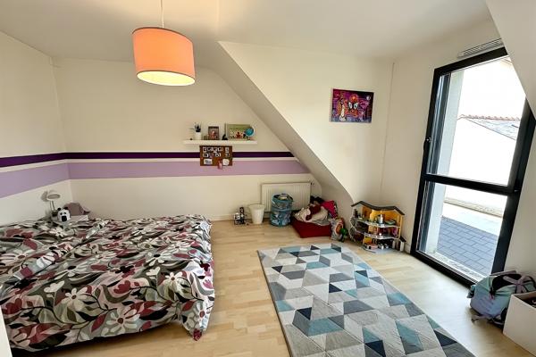 Maison de ville indépendante environ 114 m2, 3 grandes chambres, garage, jardin, gare 10 min, ttes commodités