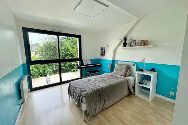 Maison de ville indépendante environ 114 m2, 3 grandes chambres, garage, jardin, gare 10 min, ttes commodités