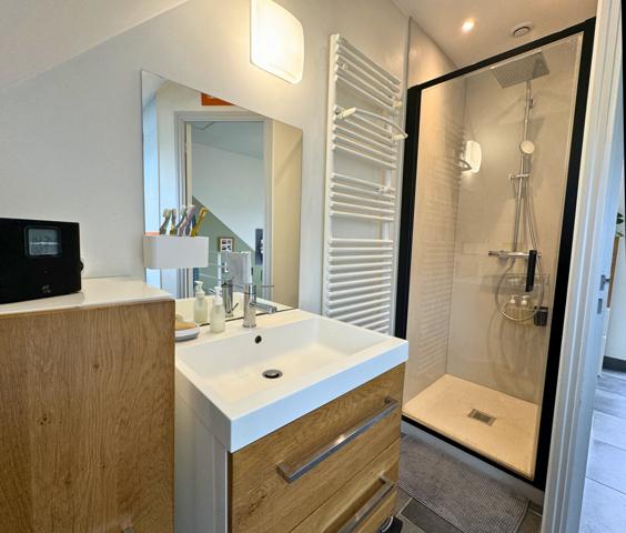 Maison de ville indépendante environ 114 m2, 3 grandes chambres, garage, jardin, gare 10 min, ttes commodités