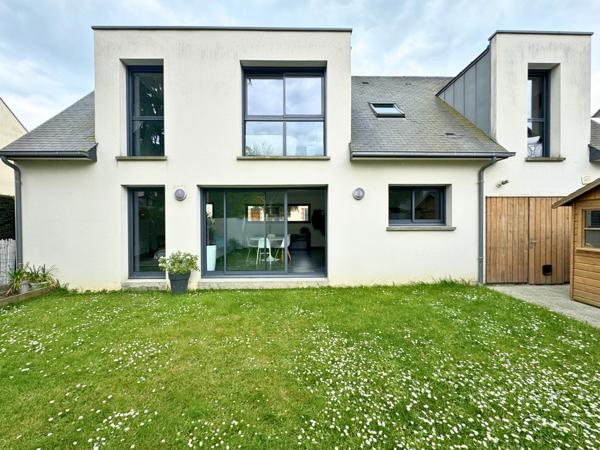 Maison de ville indépendante environ 114 m2, 3 grandes chambres, garage, jardin, gare 10 min, ttes commodités