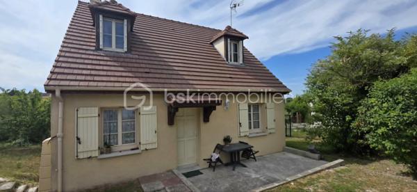Dans un environnement calme et verdoyant, au fond d'une voie sans issue, découvrez cette belle maison familiale construite en 2008, offrant 100 m² habitables sur un terrain clos de 584 m².

Dès l'entrée, vous serez séduits par une pièce de vie lumineuse composée d'un salon-séjour convivial avec cuisine ouverte, aménagée et entièrement équipée. Ce niveau comprend également une chambre de plain-pied ainsi qu'un WC indépendant, offrant un véritable confort au quotidien.

À l'étage, un vaste palier pouvant accueillir un espace bureau dessert deux belles chambres et une salle de bains avec WC.
La maison bénéficie également d'un sous-sol total, idéal pour le stationnement, le stockage, un atelier ou l'aménagement d'un espace supplémentaire selon vos besoins.

À l'extérieur, le jardin clos constitue un véritable havre de paix, parfait pour profiter des beaux jours en famille ou entre amis.
Son emplacement est un véritable atout : à proximité des écoles, des commerces et de la gare permettant de rejoindre Paris rapidement, cette maison allie parfaitement tranquillité et praticité.

Les + de cette maison
Maison de 2008 en excellent état
100 m² habitables
Terrain clos de 584 m²
3 chambres dont une au rez-de-chaussée
Grande pièce de vie lumineuse avec cuisine ouverte équipée
Sous-sol total avec nombreux espaces de rangement
Pompe à chaleur avec climatisation réversible
Fibre optique
Quartier résidentiel calme
Informations techniques
DPE : B (101 kWh/m²/an)
GES : A
Chauffage individuel par pompe à chaleur (climatisation réversible)
Eau chaude par cumulus électrique
Taxe foncière : 1 193 €

Une maison idéale pour une famille en quête d'espace, de confort et de tranquillité, tout en restant à proximité des transports et des commodités.
À visiter sans tarder, n'hésitez pas a me contacter pour plus de renseignements et planifier votre visite !
