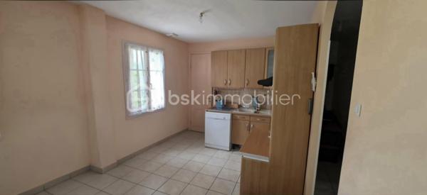 Dans un environnement calme et verdoyant, au fond d'une voie sans issue, découvrez cette belle maison familiale construite en 2008, offrant 100 m² habitables sur un terrain clos de 584 m².

Dès l'entrée, vous serez séduits par une pièce de vie lumineuse composée d'un salon-séjour convivial avec cuisine ouverte, aménagée et entièrement équipée. Ce niveau comprend également une chambre de plain-pied ainsi qu'un WC indépendant, offrant un véritable confort au quotidien.

À l'étage, un vaste palier pouvant accueillir un espace bureau dessert deux belles chambres et une salle de bains avec WC.
La maison bénéficie également d'un sous-sol total, idéal pour le stationnement, le stockage, un atelier ou l'aménagement d'un espace supplémentaire selon vos besoins.

À l'extérieur, le jardin clos constitue un véritable havre de paix, parfait pour profiter des beaux jours en famille ou entre amis.
Son emplacement est un véritable atout : à proximité des écoles, des commerces et de la gare permettant de rejoindre Paris rapidement, cette maison allie parfaitement tranquillité et praticité.

Les + de cette maison
Maison de 2008 en excellent état
100 m² habitables
Terrain clos de 584 m²
3 chambres dont une au rez-de-chaussée
Grande pièce de vie lumineuse avec cuisine ouverte équipée
Sous-sol total avec nombreux espaces de rangement
Pompe à chaleur avec climatisation réversible
Fibre optique
Quartier résidentiel calme
Informations techniques
DPE : B (101 kWh/m²/an)
GES : A
Chauffage individuel par pompe à chaleur (climatisation réversible)
Eau chaude par cumulus électrique
Taxe foncière : 1 193 €

Une maison idéale pour une famille en quête d'espace, de confort et de tranquillité, tout en restant à proximité des transports et des commodités.
À visiter sans tarder, n'hésitez pas a me contacter pour plus de renseignements et planifier votre visite !