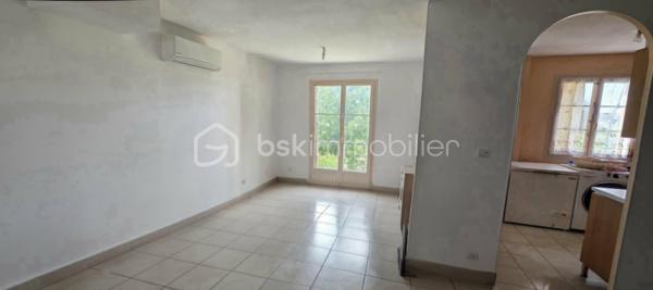 Dans un environnement calme et verdoyant, au fond d'une voie sans issue, découvrez cette belle maison familiale construite en 2008, offrant 100 m² habitables sur un terrain clos de 584 m².

Dès l'entrée, vous serez séduits par une pièce de vie lumineuse composée d'un salon-séjour convivial avec cuisine ouverte, aménagée et entièrement équipée. Ce niveau comprend également une chambre de plain-pied ainsi qu'un WC indépendant, offrant un véritable confort au quotidien.

À l'étage, un vaste palier pouvant accueillir un espace bureau dessert deux belles chambres et une salle de bains avec WC.
La maison bénéficie également d'un sous-sol total, idéal pour le stationnement, le stockage, un atelier ou l'aménagement d'un espace supplémentaire selon vos besoins.

À l'extérieur, le jardin clos constitue un véritable havre de paix, parfait pour profiter des beaux jours en famille ou entre amis.
Son emplacement est un véritable atout : à proximité des écoles, des commerces et de la gare permettant de rejoindre Paris rapidement, cette maison allie parfaitement tranquillité et praticité.

Les + de cette maison
Maison de 2008 en excellent état
100 m² habitables
Terrain clos de 584 m²
3 chambres dont une au rez-de-chaussée
Grande pièce de vie lumineuse avec cuisine ouverte équipée
Sous-sol total avec nombreux espaces de rangement
Pompe à chaleur avec climatisation réversible
Fibre optique
Quartier résidentiel calme
Informations techniques
DPE : B (101 kWh/m²/an)
GES : A
Chauffage individuel par pompe à chaleur (climatisation réversible)
Eau chaude par cumulus électrique
Taxe foncière : 1 193 €

Une maison idéale pour une famille en quête d'espace, de confort et de tranquillité, tout en restant à proximité des transports et des commodités.
À visiter sans tarder, n'hésitez pas a me contacter pour plus de renseignements et planifier votre visite !