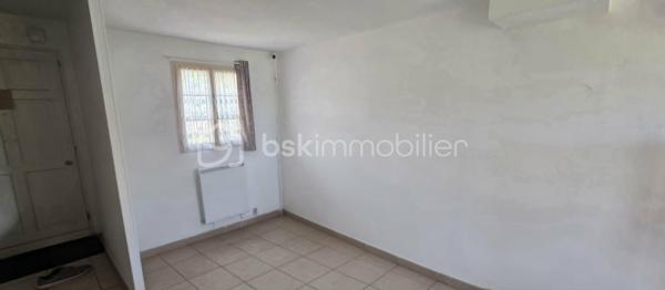 Dans un environnement calme et verdoyant, au fond d'une voie sans issue, découvrez cette belle maison familiale construite en 2008, offrant 100 m² habitables sur un terrain clos de 584 m².

Dès l'entrée, vous serez séduits par une pièce de vie lumineuse composée d'un salon-séjour convivial avec cuisine ouverte, aménagée et entièrement équipée. Ce niveau comprend également une chambre de plain-pied ainsi qu'un WC indépendant, offrant un véritable confort au quotidien.

À l'étage, un vaste palier pouvant accueillir un espace bureau dessert deux belles chambres et une salle de bains avec WC.
La maison bénéficie également d'un sous-sol total, idéal pour le stationnement, le stockage, un atelier ou l'aménagement d'un espace supplémentaire selon vos besoins.

À l'extérieur, le jardin clos constitue un véritable havre de paix, parfait pour profiter des beaux jours en famille ou entre amis.
Son emplacement est un véritable atout : à proximité des écoles, des commerces et de la gare permettant de rejoindre Paris rapidement, cette maison allie parfaitement tranquillité et praticité.

Les + de cette maison
Maison de 2008 en excellent état
100 m² habitables
Terrain clos de 584 m²
3 chambres dont une au rez-de-chaussée
Grande pièce de vie lumineuse avec cuisine ouverte équipée
Sous-sol total avec nombreux espaces de rangement
Pompe à chaleur avec climatisation réversible
Fibre optique
Quartier résidentiel calme
Informations techniques
DPE : B (101 kWh/m²/an)
GES : A
Chauffage individuel par pompe à chaleur (climatisation réversible)
Eau chaude par cumulus électrique
Taxe foncière : 1 193 €

Une maison idéale pour une famille en quête d'espace, de confort et de tranquillité, tout en restant à proximité des transports et des commodités.
À visiter sans tarder, n'hésitez pas a me contacter pour plus de renseignements et planifier votre visite !
