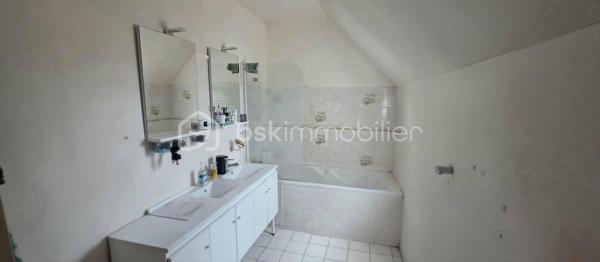 Dans un environnement calme et verdoyant, au fond d'une voie sans issue, découvrez cette belle maison familiale construite en 2008, offrant 100 m² habitables sur un terrain clos de 584 m².

Dès l'entrée, vous serez séduits par une pièce de vie lumineuse composée d'un salon-séjour convivial avec cuisine ouverte, aménagée et entièrement équipée. Ce niveau comprend également une chambre de plain-pied ainsi qu'un WC indépendant, offrant un véritable confort au quotidien.

À l'étage, un vaste palier pouvant accueillir un espace bureau dessert deux belles chambres et une salle de bains avec WC.
La maison bénéficie également d'un sous-sol total, idéal pour le stationnement, le stockage, un atelier ou l'aménagement d'un espace supplémentaire selon vos besoins.

À l'extérieur, le jardin clos constitue un véritable havre de paix, parfait pour profiter des beaux jours en famille ou entre amis.
Son emplacement est un véritable atout : à proximité des écoles, des commerces et de la gare permettant de rejoindre Paris rapidement, cette maison allie parfaitement tranquillité et praticité.

Les + de cette maison
Maison de 2008 en excellent état
100 m² habitables
Terrain clos de 584 m²
3 chambres dont une au rez-de-chaussée
Grande pièce de vie lumineuse avec cuisine ouverte équipée
Sous-sol total avec nombreux espaces de rangement
Pompe à chaleur avec climatisation réversible
Fibre optique
Quartier résidentiel calme
Informations techniques
DPE : B (101 kWh/m²/an)
GES : A
Chauffage individuel par pompe à chaleur (climatisation réversible)
Eau chaude par cumulus électrique
Taxe foncière : 1 193 €

Une maison idéale pour une famille en quête d'espace, de confort et de tranquillité, tout en restant à proximité des transports et des commodités.
À visiter sans tarder, n'hésitez pas a me contacter pour plus de renseignements et planifier votre visite !
