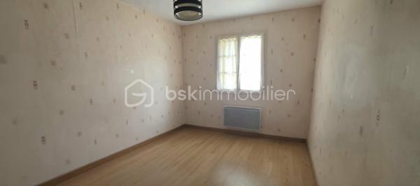 Dans un environnement calme et verdoyant, au fond d'une voie sans issue, découvrez cette belle maison familiale construite en 2008, offrant 100 m² habitables sur un terrain clos de 584 m².

Dès l'entrée, vous serez séduits par une pièce de vie lumineuse composée d'un salon-séjour convivial avec cuisine ouverte, aménagée et entièrement équipée. Ce niveau comprend également une chambre de plain-pied ainsi qu'un WC indépendant, offrant un véritable confort au quotidien.

À l'étage, un vaste palier pouvant accueillir un espace bureau dessert deux belles chambres et une salle de bains avec WC.
La maison bénéficie également d'un sous-sol total, idéal pour le stationnement, le stockage, un atelier ou l'aménagement d'un espace supplémentaire selon vos besoins.

À l'extérieur, le jardin clos constitue un véritable havre de paix, parfait pour profiter des beaux jours en famille ou entre amis.
Son emplacement est un véritable atout : à proximité des écoles, des commerces et de la gare permettant de rejoindre Paris rapidement, cette maison allie parfaitement tranquillité et praticité.

Les + de cette maison
Maison de 2008 en excellent état
100 m² habitables
Terrain clos de 584 m²
3 chambres dont une au rez-de-chaussée
Grande pièce de vie lumineuse avec cuisine ouverte équipée
Sous-sol total avec nombreux espaces de rangement
Pompe à chaleur avec climatisation réversible
Fibre optique
Quartier résidentiel calme
Informations techniques
DPE : B (101 kWh/m²/an)
GES : A
Chauffage individuel par pompe à chaleur (climatisation réversible)
Eau chaude par cumulus électrique
Taxe foncière : 1 193 €

Une maison idéale pour une famille en quête d'espace, de confort et de tranquillité, tout en restant à proximité des transports et des commodités.
À visiter sans tarder, n'hésitez pas a me contacter pour plus de renseignements et planifier votre visite !