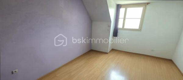 Dans un environnement calme et verdoyant, au fond d'une voie sans issue, découvrez cette belle maison familiale construite en 2008, offrant 100 m² habitables sur un terrain clos de 584 m².

Dès l'entrée, vous serez séduits par une pièce de vie lumineuse composée d'un salon-séjour convivial avec cuisine ouverte, aménagée et entièrement équipée. Ce niveau comprend également une chambre de plain-pied ainsi qu'un WC indépendant, offrant un véritable confort au quotidien.

À l'étage, un vaste palier pouvant accueillir un espace bureau dessert deux belles chambres et une salle de bains avec WC.
La maison bénéficie également d'un sous-sol total, idéal pour le stationnement, le stockage, un atelier ou l'aménagement d'un espace supplémentaire selon vos besoins.

À l'extérieur, le jardin clos constitue un véritable havre de paix, parfait pour profiter des beaux jours en famille ou entre amis.
Son emplacement est un véritable atout : à proximité des écoles, des commerces et de la gare permettant de rejoindre Paris rapidement, cette maison allie parfaitement tranquillité et praticité.

Les + de cette maison
Maison de 2008 en excellent état
100 m² habitables
Terrain clos de 584 m²
3 chambres dont une au rez-de-chaussée
Grande pièce de vie lumineuse avec cuisine ouverte équipée
Sous-sol total avec nombreux espaces de rangement
Pompe à chaleur avec climatisation réversible
Fibre optique
Quartier résidentiel calme
Informations techniques
DPE : B (101 kWh/m²/an)
GES : A
Chauffage individuel par pompe à chaleur (climatisation réversible)
Eau chaude par cumulus électrique
Taxe foncière : 1 193 €

Une maison idéale pour une famille en quête d'espace, de confort et de tranquillité, tout en restant à proximité des transports et des commodités.
À visiter sans tarder, n'hésitez pas a me contacter pour plus de renseignements et planifier votre visite !