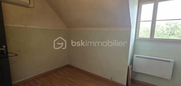 Dans un environnement calme et verdoyant, au fond d'une voie sans issue, découvrez cette belle maison familiale construite en 2008, offrant 100 m² habitables sur un terrain clos de 584 m².

Dès l'entrée, vous serez séduits par une pièce de vie lumineuse composée d'un salon-séjour convivial avec cuisine ouverte, aménagée et entièrement équipée. Ce niveau comprend également une chambre de plain-pied ainsi qu'un WC indépendant, offrant un véritable confort au quotidien.

À l'étage, un vaste palier pouvant accueillir un espace bureau dessert deux belles chambres et une salle de bains avec WC.
La maison bénéficie également d'un sous-sol total, idéal pour le stationnement, le stockage, un atelier ou l'aménagement d'un espace supplémentaire selon vos besoins.

À l'extérieur, le jardin clos constitue un véritable havre de paix, parfait pour profiter des beaux jours en famille ou entre amis.
Son emplacement est un véritable atout : à proximité des écoles, des commerces et de la gare permettant de rejoindre Paris rapidement, cette maison allie parfaitement tranquillité et praticité.

Les + de cette maison
Maison de 2008 en excellent état
100 m² habitables
Terrain clos de 584 m²
3 chambres dont une au rez-de-chaussée
Grande pièce de vie lumineuse avec cuisine ouverte équipée
Sous-sol total avec nombreux espaces de rangement
Pompe à chaleur avec climatisation réversible
Fibre optique
Quartier résidentiel calme
Informations techniques
DPE : B (101 kWh/m²/an)
GES : A
Chauffage individuel par pompe à chaleur (climatisation réversible)
Eau chaude par cumulus électrique
Taxe foncière : 1 193 €

Une maison idéale pour une famille en quête d'espace, de confort et de tranquillité, tout en restant à proximité des transports et des commodités.
À visiter sans tarder, n'hésitez pas a me contacter pour plus de renseignements et planifier votre visite !