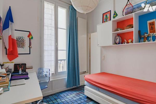 PARIS 04 / ÎLE DE LA CITÉ - APPARTEMENT HAUSSMANNIEN AVEC BALCON ET VUES + CAVE