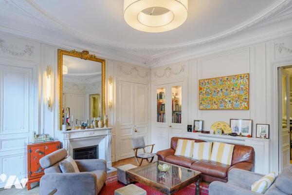 PARIS 04 / ÎLE DE LA CITÉ - APPARTEMENT HAUSSMANNIEN AVEC BALCON ET VUES + CAVE