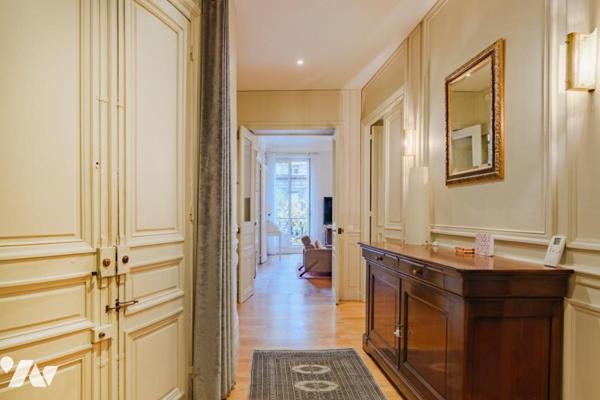 PARIS 04 / ÎLE DE LA CITÉ - APPARTEMENT HAUSSMANNIEN AVEC BALCON ET VUES + CAVE