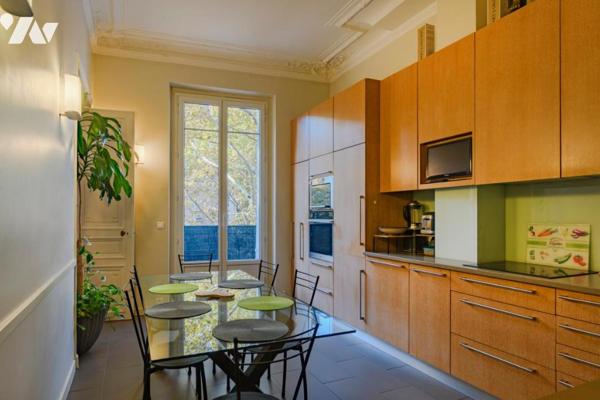 PARIS 04 / ÎLE DE LA CITÉ - APPARTEMENT HAUSSMANNIEN AVEC BALCON ET VUES + CAVE