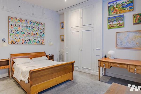 PARIS 04 / ÎLE DE LA CITÉ - APPARTEMENT HAUSSMANNIEN AVEC BALCON ET VUES + CAVE