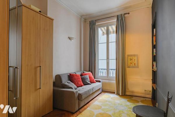 PARIS 04 / ÎLE DE LA CITÉ - APPARTEMENT HAUSSMANNIEN AVEC BALCON ET VUES + CAVE