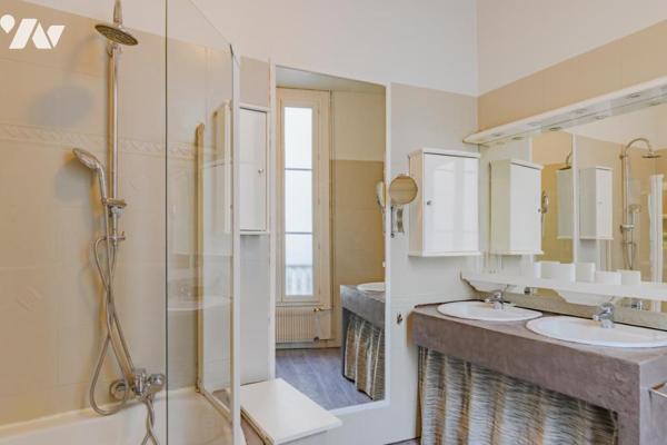 PARIS 04 / ÎLE DE LA CITÉ - APPARTEMENT HAUSSMANNIEN AVEC BALCON ET VUES + CAVE