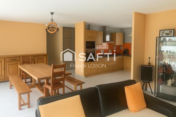 Pour les amoureux d’espace et de verdure : maison de 2017 sur 9 350 m² de terrain.