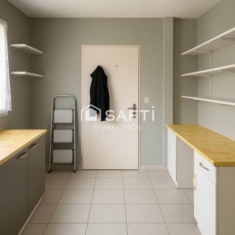 Pour les amoureux d’espace et de verdure : maison de 2017 sur 9 350 m² de terrain.