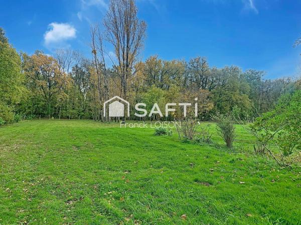 Pour les amoureux d’espace et de verdure : maison de 2017 sur 9 350 m² de terrain.