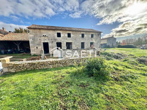 ENSEMBLE DE DEUX MAISONS A FINIR DE RÉNOVER AUX PORTES DE MELLE
