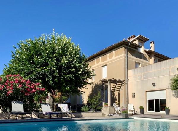 Loriol-sur-Drôme (26270) Maison de maître 1907 - centre Loriol-sur-Drôme - 330 m² - terrain 1 400 m² - piscine – terrasse 60 m² - stati