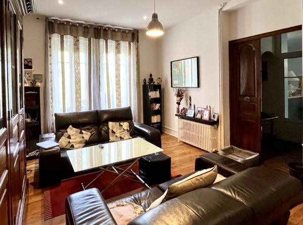 Loriol-sur-Drôme (26270) Maison de maître 1907 - centre Loriol-sur-Drôme - 330 m² - terrain 1 400 m² - piscine – terrasse 60 m² - stati