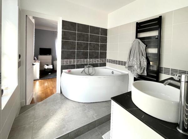 Loriol-sur-Drôme (26270) Maison de maître 1907 - centre Loriol-sur-Drôme - 330 m² - terrain 1 400 m² - piscine – terrasse 60 m² - stati