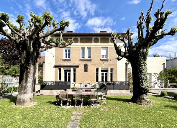 Loriol-sur-Drôme (26270) Maison de maître 1907 - centre Loriol-sur-Drôme - 330 m² - terrain 1 400 m² - piscine – terrasse 60 m² - stati