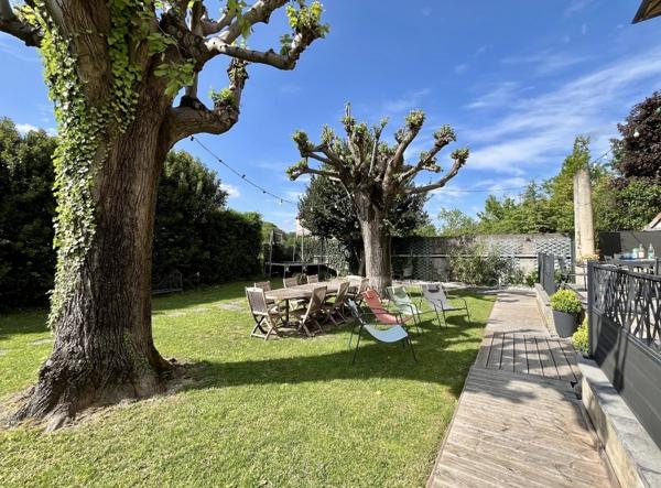 Loriol-sur-Drôme (26270) Maison de maître 1907 - centre Loriol-sur-Drôme - 330 m² - terrain 1 400 m² - piscine – terrasse 60 m² - stati