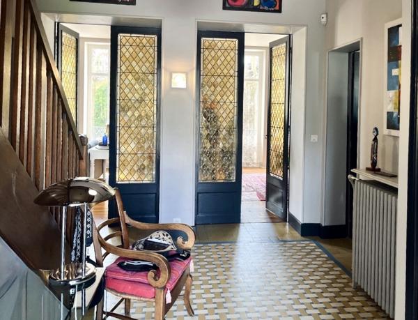 Loriol-sur-Drôme (26270) Maison de maître 1907 - centre Loriol-sur-Drôme - 330 m² - terrain 1 400 m² - piscine – terrasse 60 m² - stati