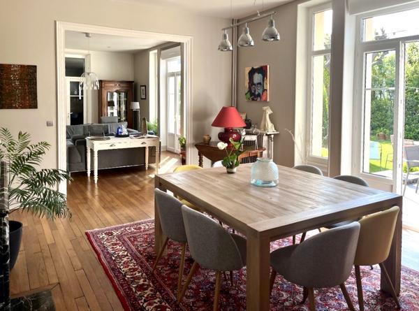 Loriol-sur-Drôme (26270) Maison de maître 1907 - centre Loriol-sur-Drôme - 330 m² - terrain 1 400 m² - piscine – terrasse 60 m² - stati