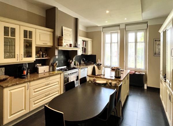 Loriol-sur-Drôme (26270) Maison de maître 1907 - centre Loriol-sur-Drôme - 330 m² - terrain 1 400 m² - piscine – terrasse 60 m² - stati