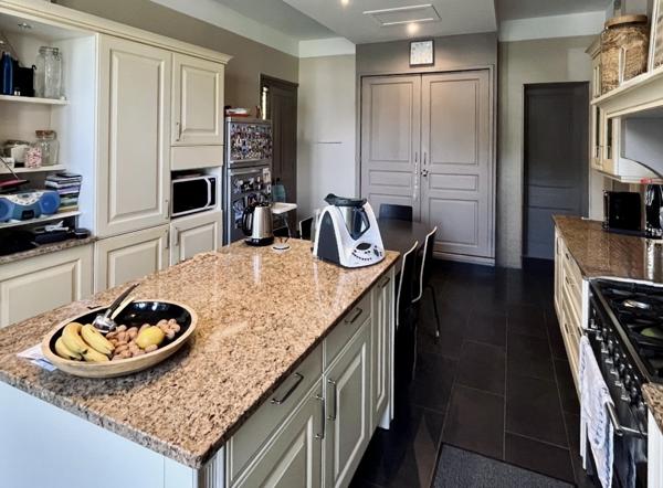 Loriol-sur-Drôme (26270) Maison de maître 1907 - centre Loriol-sur-Drôme - 330 m² - terrain 1 400 m² - piscine – terrasse 60 m² - stati