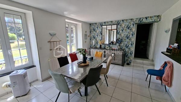 Propriété équestre de caractère – Maison en pierre de 208 m² avec installations complètes sur un terrain clos de 10 414 m²
Amoureux des chevaux et de la nature, découvrez cette magnifique propriété alliant charme, espace et fonctionnalité.

Cette authentique maison en pierre d'environ 190 m² offre de beaux volumes, une belle luminosité et un agencement idéal pour une vie de famille.
Au rez-de-chaussée, vous découvrirez une superbe pièce de vie de 65 m², baignée de lumière, comprenant une cuisine aménagée et équipée ouverte sur la salle à manger et le salon. Cet espace chaleureux est agrémenté d'un poêle à bois, suite parentale de 20 m², buanderie de 20 m² ainsi qu'un WC indépendant complètent ce niveau.
Au premier étage, un vaste dégagement dessert trois belles chambres, dont une avec sa salle d'eau privative, une spacieuse salle de bains de 10 m² équipée d'une baignoire et d'une douche, un WC indépendant, grenier aménageable.
Au deuxième étage, sous les combles, deux belles chambres viennent compléter l'ensemble.

À l'extérieur, les passionnés d'équitation seront séduits par des installations équestres de qualité comprenant :
- un manège couvert d'environ 420 m² 
- 6 boxes/sellerie avec mezzanine 
- une carrière d'environ 2 500 m² 
- deux dépendances offrant de nombreuses possibilités de stockage ou d'aménagement.

L'ensemble est implanté sur un magnifique terrain clos et paysagé de 10 414 m², soigneusement entretenu. 

Les atouts
Maison en pierre de caractère d'environ 208 m2
6 chambres
Pièce de vie de 65 m² avec cuisine ouverte et poêle à bois.
Suite parentale au rez-de-chaussée
Maison économe en énergie avec un classement en C au DPE
Installations équestres  
Etat irréprochable 
Cadre de vie privilégié 
A proximité : chemins de bocage qui mènent vers la Butte de Grosmont et la vallée de la Vire (réseau de chemins creux, de pistes agricoles et de passages boisés). 

Situation géographique : 
- 4 minutes d'un bourg toutes commodités (écoles/commerces/pôle santé/pharmacie) - LA GRAVERIE 14350, 
- 6 km de VIRE 14500 (gare SNCF - PARIS/GRANVILLE), 10 de l'autoroute (A84 - CAEN/RENNES), 30 de ST LO 50000,
- 45 minutes de CAEN, 55 de GRANVILLE, 
- PARIS à 280 km

Une propriété rare, idéale pour une famille, des cavaliers ou le développement d'une activité équestre, alliant le charme de l'ancien à des équipements de qualité dans un cadre de vie privilégié.
Un bien d'exception à découvrir sans tarder !