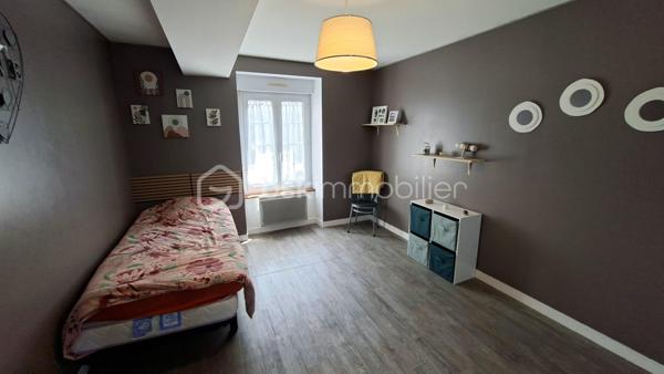 Propriété équestre de caractère – Maison en pierre de 208 m² avec installations complètes sur un terrain clos de 10 414 m²
Amoureux des chevaux et de la nature, découvrez cette magnifique propriété alliant charme, espace et fonctionnalité.

Cette authentique maison en pierre d'environ 190 m² offre de beaux volumes, une belle luminosité et un agencement idéal pour une vie de famille.
Au rez-de-chaussée, vous découvrirez une superbe pièce de vie de 65 m², baignée de lumière, comprenant une cuisine aménagée et équipée ouverte sur la salle à manger et le salon. Cet espace chaleureux est agrémenté d'un poêle à bois, suite parentale de 20 m², buanderie de 20 m² ainsi qu'un WC indépendant complètent ce niveau.
Au premier étage, un vaste dégagement dessert trois belles chambres, dont une avec sa salle d'eau privative, une spacieuse salle de bains de 10 m² équipée d'une baignoire et d'une douche, un WC indépendant, grenier aménageable.
Au deuxième étage, sous les combles, deux belles chambres viennent compléter l'ensemble.

À l'extérieur, les passionnés d'équitation seront séduits par des installations équestres de qualité comprenant :
- un manège couvert d'environ 420 m² 
- 6 boxes/sellerie avec mezzanine 
- une carrière d'environ 2 500 m² 
- deux dépendances offrant de nombreuses possibilités de stockage ou d'aménagement.

L'ensemble est implanté sur un magnifique terrain clos et paysagé de 10 414 m², soigneusement entretenu. 

Les atouts
Maison en pierre de caractère d'environ 208 m2
6 chambres
Pièce de vie de 65 m² avec cuisine ouverte et poêle à bois.
Suite parentale au rez-de-chaussée
Maison économe en énergie avec un classement en C au DPE
Installations équestres  
Etat irréprochable 
Cadre de vie privilégié 
A proximité : chemins de bocage qui mènent vers la Butte de Grosmont et la vallée de la Vire (réseau de chemins creux, de pistes agricoles et de passages boisés). 

Situation géographique : 
- 4 minutes d'un bourg toutes commodités (écoles/commerces/pôle santé/pharmacie) - LA GRAVERIE 14350, 
- 6 km de VIRE 14500 (gare SNCF - PARIS/GRANVILLE), 10 de l'autoroute (A84 - CAEN/RENNES), 30 de ST LO 50000,
- 45 minutes de CAEN, 55 de GRANVILLE, 
- PARIS à 280 km

Une propriété rare, idéale pour une famille, des cavaliers ou le développement d'une activité équestre, alliant le charme de l'ancien à des équipements de qualité dans un cadre de vie privilégié.
Un bien d'exception à découvrir sans tarder !